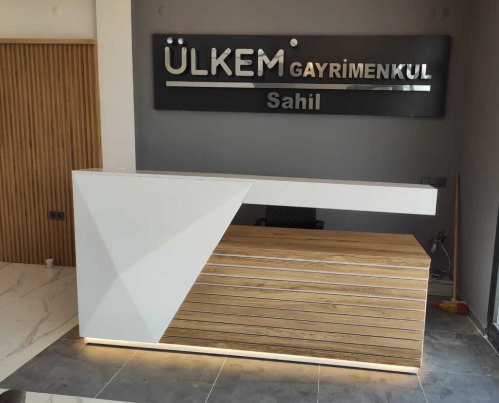 ülkem-gayrimenkul-karşılama-bankosu-kuşadası-mertsit-ofis-mobilyalari